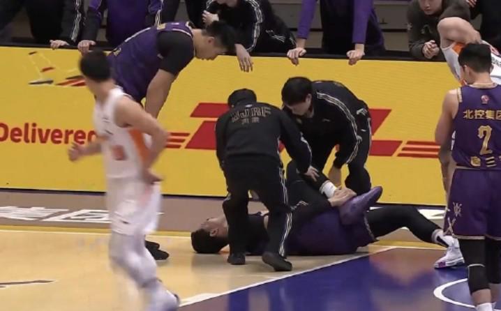 世界杯直播客户端-媒体人：崴脚退赛的沈梓捷赛后没有去医院，脚踝问题不大