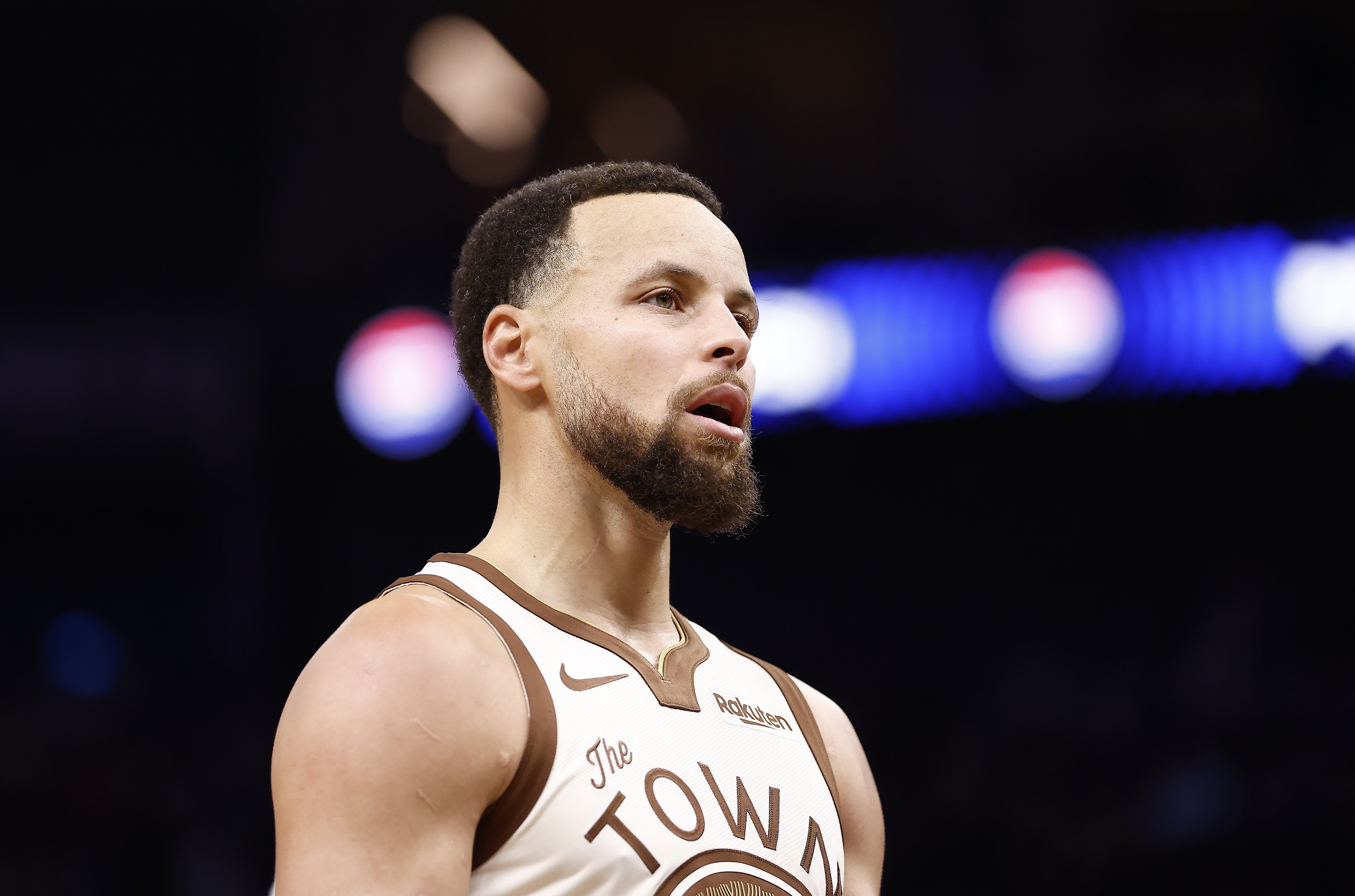 世界杯app下载-遭遇严防!库里16中6拿到16分3板3助1断 正负值-25